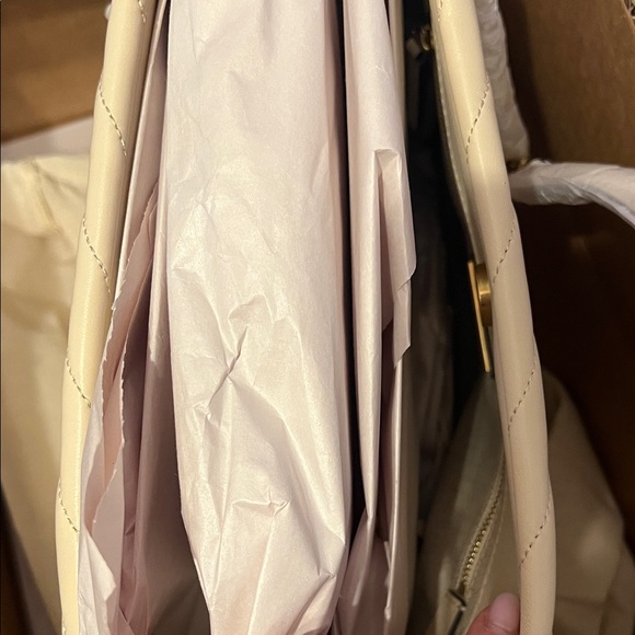 Tory Burch Cream Quilted Shoulder Bag NWT - Picture 5 of 10